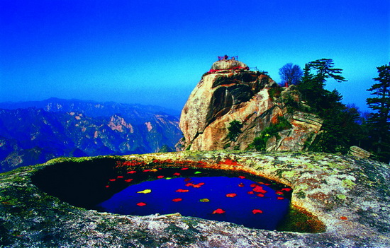 ??? ?? ???(陝西省) ?? ??(秦嶺)?? ?? ?????(渭水) ??? ?? ???. ?? 2,437m. ???? ??(五岳)? ??? ??(西岳)? ???? ???? ?? ??? ?? ?? ????. ???? ????(朝陽峰) ????(落雁峰) ????(蓮花峰) ?????(雲臺峰) ????(玉女峰)? ?? ???? ??(仙人)? ????? ?? ?? ??, ??? ??, ??? ???, ??(鐵索)? ?? ?? ??(難所)? ?? ??? ??? ???(渭河) ??? ??? ??? ? ??. 