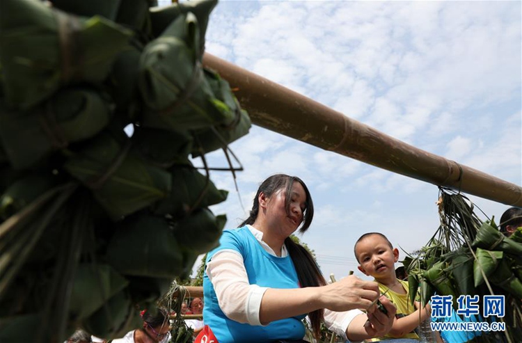 6? 11?, ??(重慶, ??)? ??(黔江)? ??(新華)??? ? ??? ??? ?? ??(粽子: ??? ?? ??? ??? ?? ?? ? ??) ?? ??? ????. [?? ??: ???/??: ??(楊敏)]