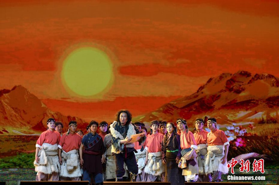 ??? ???? ?? ‘????????(共產黨來了苦變甜)’? ???? ??? ???? ??, ??, ???, ?? ?? ????. ????? ??(藏族) ??? ?????(才旦卓瑪), ????(降央卓瑪) ? 1300? ??? ?? ? ???? ????. [?? ??: ????? ????(何蓬磊)]